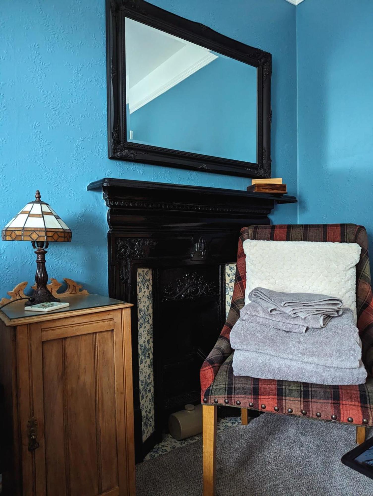 Bed and Breakfast Number 18 Вітбі Екстер'єр фото